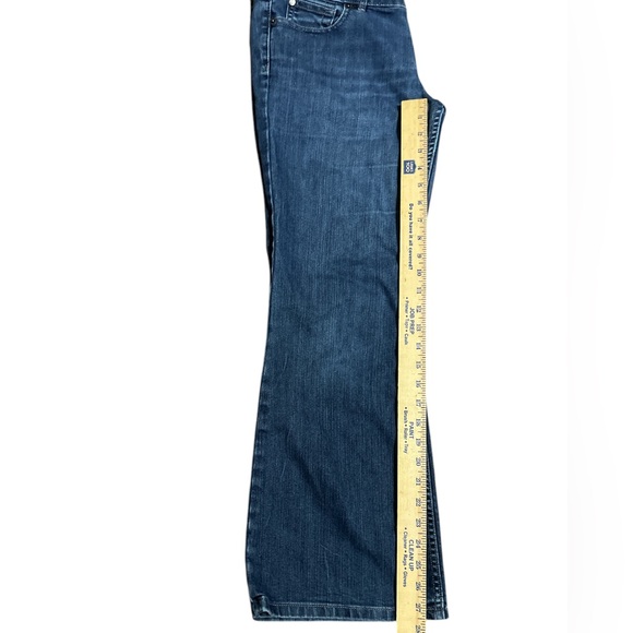 The limited Size 6 boot cut blue jeans Measurements in photos - Picture 3 of 12